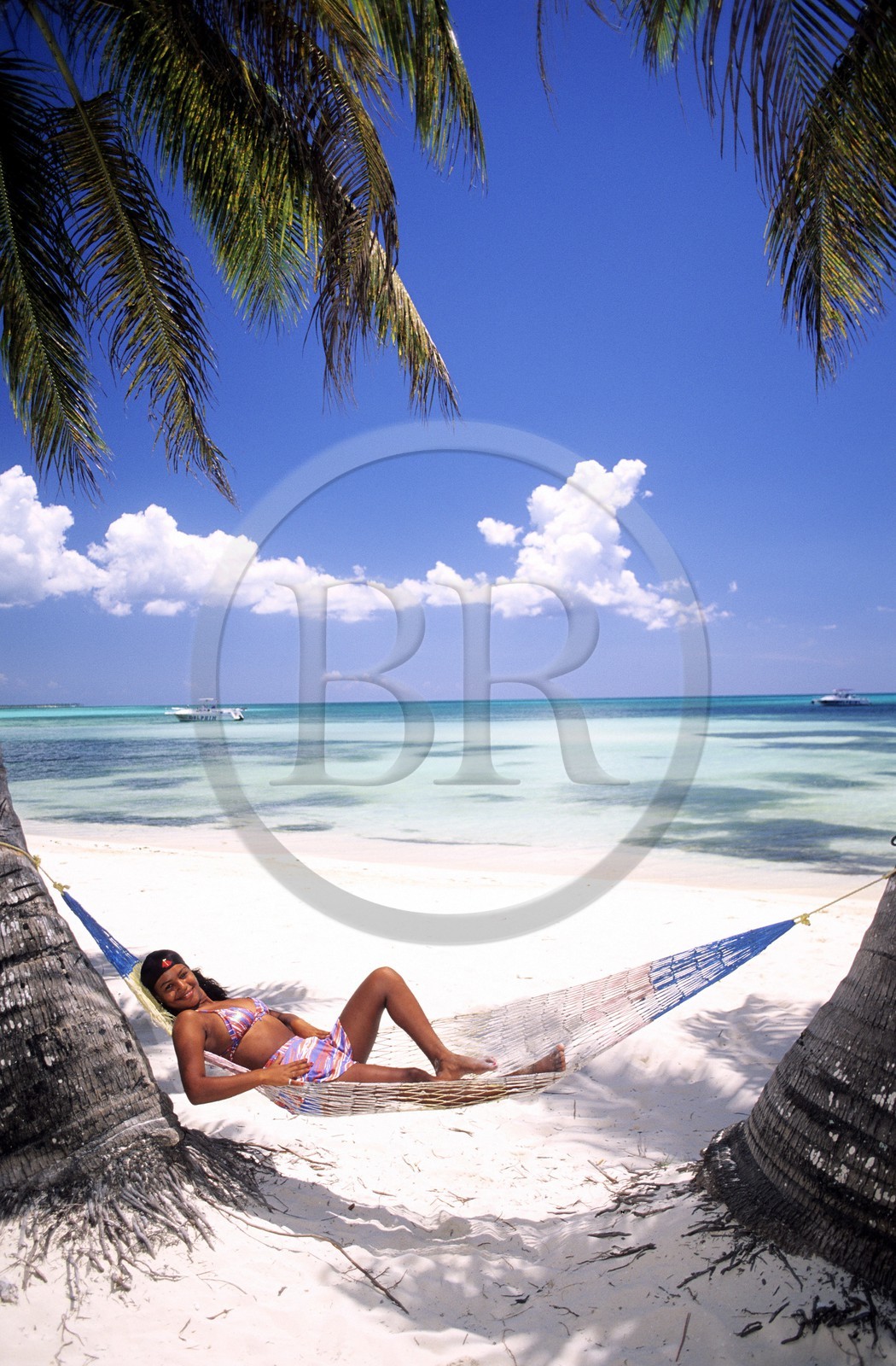 République Dominicaine, parc national del Este, Isla Saona, jeune dominicaine sur une plage