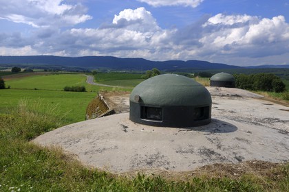 France, Bas-Rhin (67), Hunspach, la Ligne Maginot, le fort de Schoenenbourg, les dessus du bloc 2 avec ses cloches blindées de guetteurs