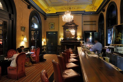 Royaume-Uni, Irlande du Nord, Belfast, le bar du Merchant Hotel dans une ancienne banque