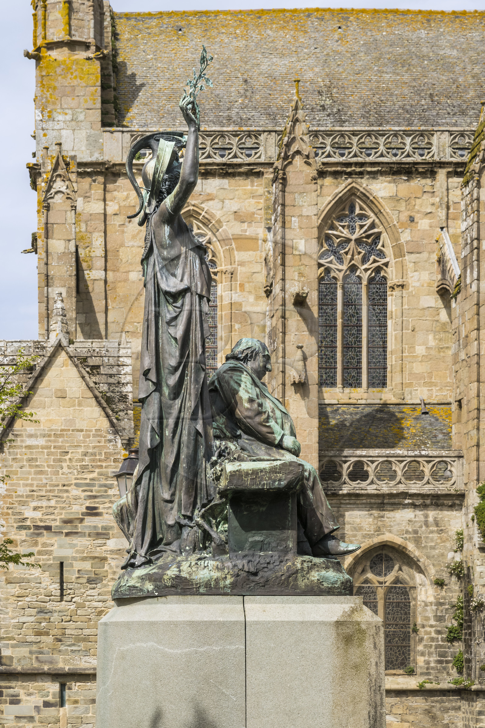 France, Côtes-d'Armor (22), Tréguier, statue de l'écrivain Ernest Renan et de la déesse Athéna sur la place devant la cathédrale Saint-Tugdual