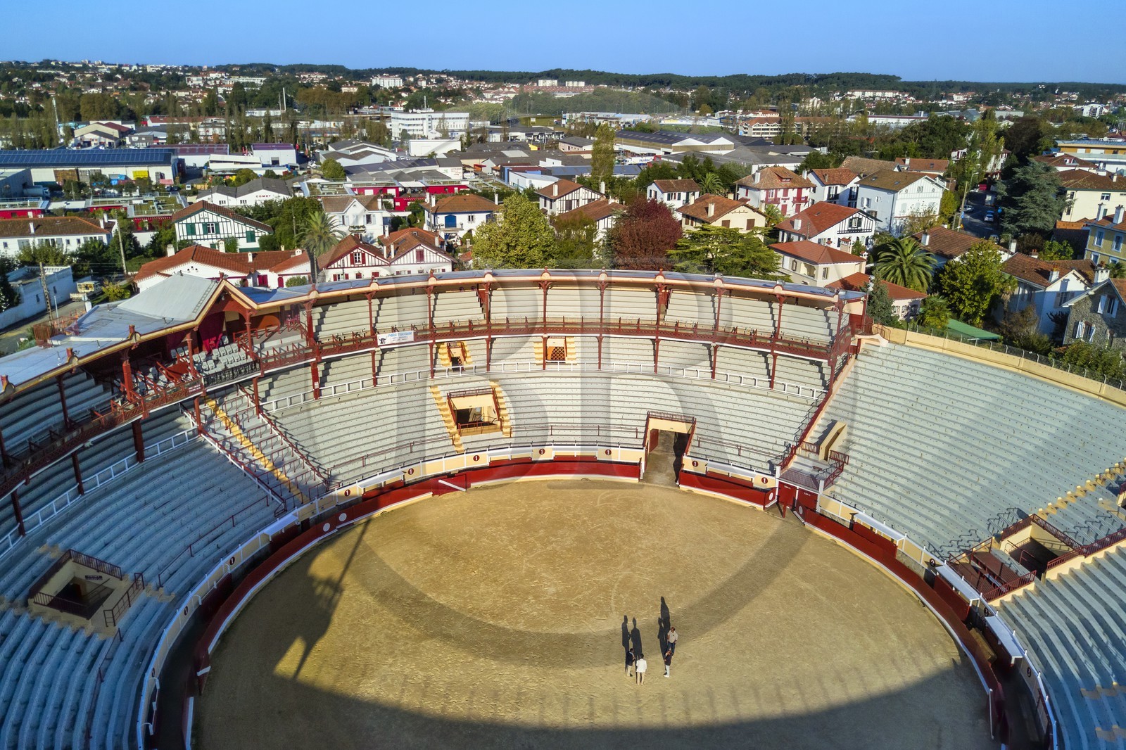 France, Pyrénées-Atlantiques (64), Pays-Basque, Bayonne, les arènes (vue aérienne)
