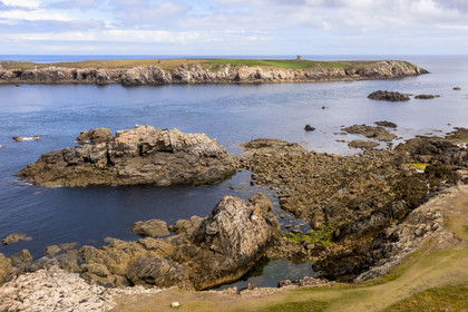France, Finistère (29), Mer d'Iroise, Ile d'Ouessant, l’Ile Keller séparée de la cote Nord par le chenal nommé Penn ar Ru Meur où sévit un fort courant marin (vue aérienne)