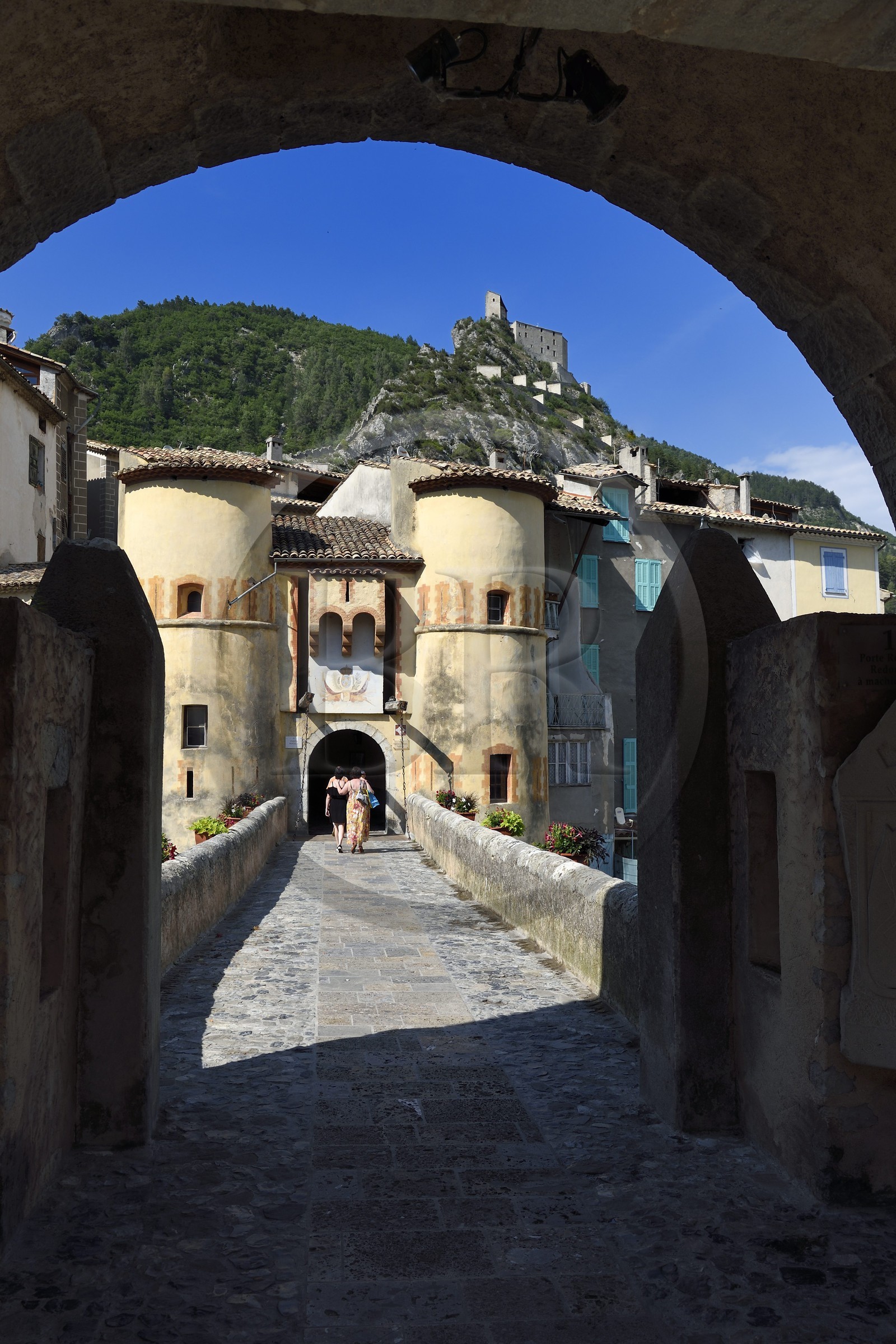 France, Alpes-de-Haute-Provence (04), cité médiévale d'Entrevaux dominée par sa citadelle et fortifiée par Vauban, la Porte Royale et le pont sur le fleuve Var