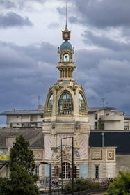 France, Loire-Atlantique (44), Nantes, quartier du Champ-de-Mars, Lieu Unique (centre de culture contemporaine) installé dans les anciens locaux de la biscuiterie LU, tour d'angle de 1909 conçu par l'architecte Auguste Bluysen