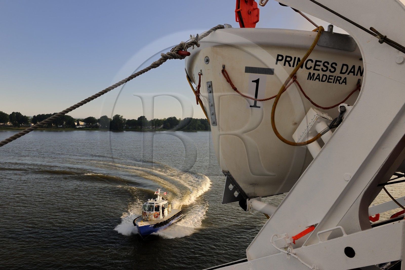 Canada, province de Québec, la rivière Saint-Laurent à Trois-Rivières depuis le bateau de croisière Princess Danaé, arrivée du pilote