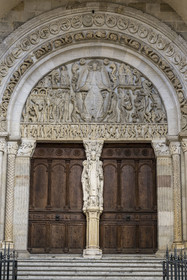 France, Saône-et-Loire (71), Autun, la cathédrale Saint-Lazare, portail et le tympan du Jugement dernier réalisé par Gislebertus