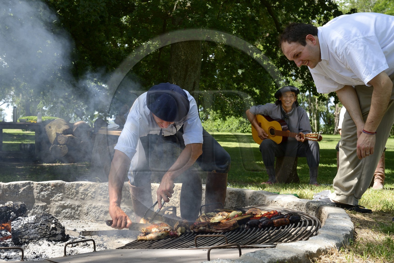 Argentina, Buenos Aires Province, San Antonio de Areco, estancia La Bamba de Areco, gauchos at camp, it's time for music and songs of Estilos and Milongas, meat and sausages barbecue grills