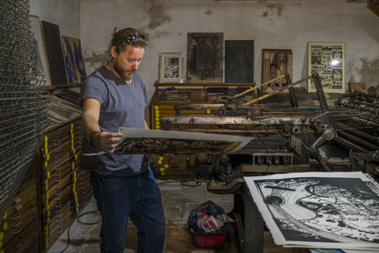 France, Hérault (34), Sète, Atelier DPJ, éditeur et imprimeur d'art, xylogravure, impression de bois gravé sur presse typographique Miehle de 1911