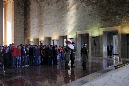 Turquie, Anatolie centrale, Ankara, soldats déposant une gerbe pour les supporters du club de football du Galatasaray au mausolée d'Atatürk