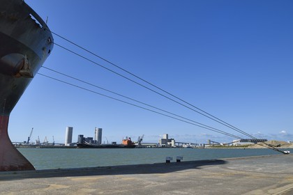 France, Charente-Maritime (17), La Rochelle, le Port Atlantique La Rochelle, port de commerce, silos à ciment Eqiom et silos à grains de la société Sica Atlantique