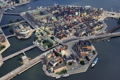 Suède, Stockholm, ile de Gamla Stan (vieille ville), île des Chevaliers (Riddarholmen) avec l'église de Riddarholmen (Riddarholmskyrkan) au premier plan, le parlement et le Palais Royal en arrière plan sur la gauche (vue aérienne)