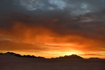Namibie, région de Hardap, désert du Namib à l'Est du parc national Namib Naukluft vers Sossusvlei, embrasement du ciel au coucher de soleil