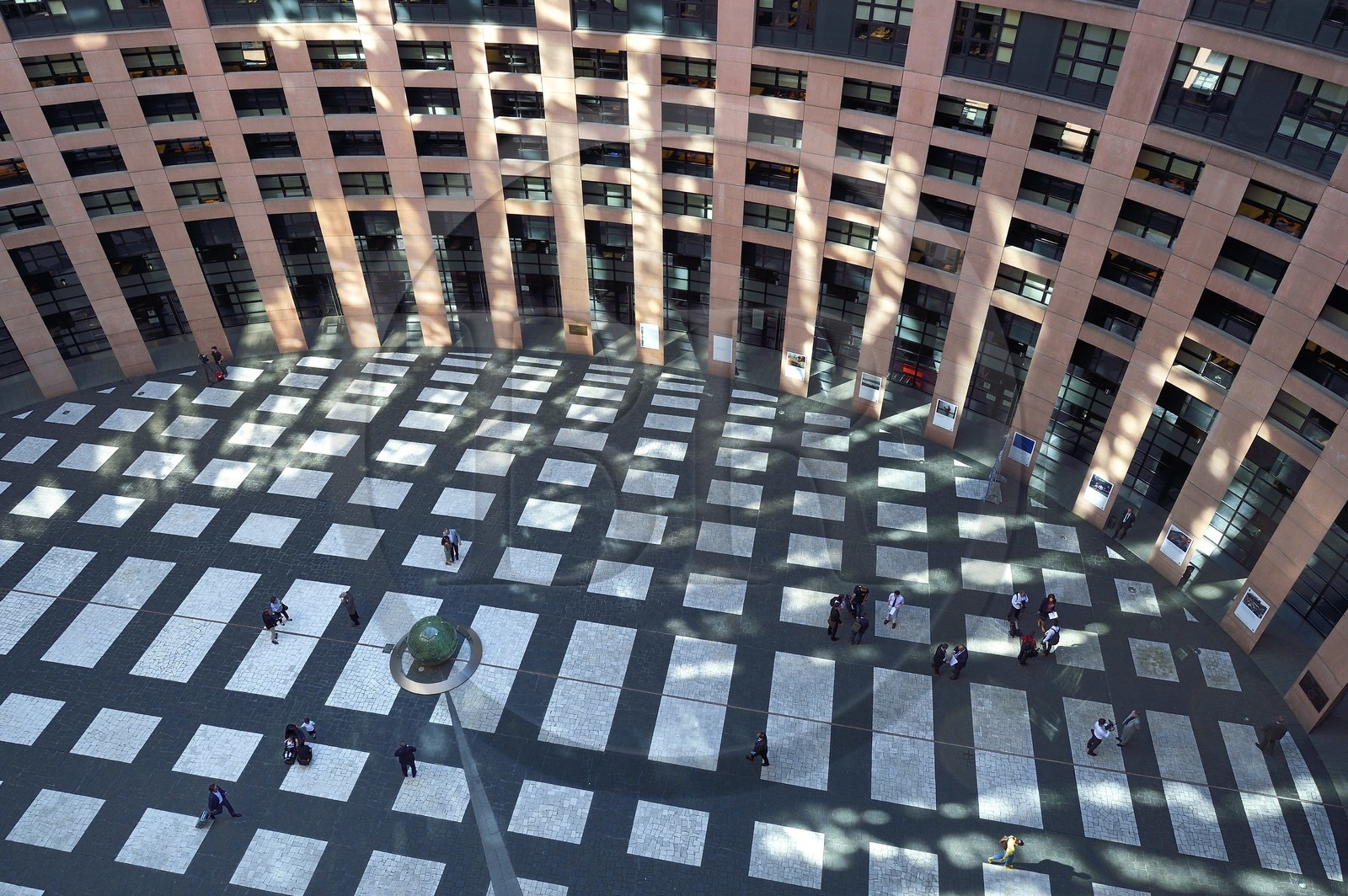 France, Bas-Rhin (67), Strasbourg, quartier européen, le Parlement européen, batiment Louise-Weiss, l'agora est une place monumentale située à l’intérieur d’une tour évidée