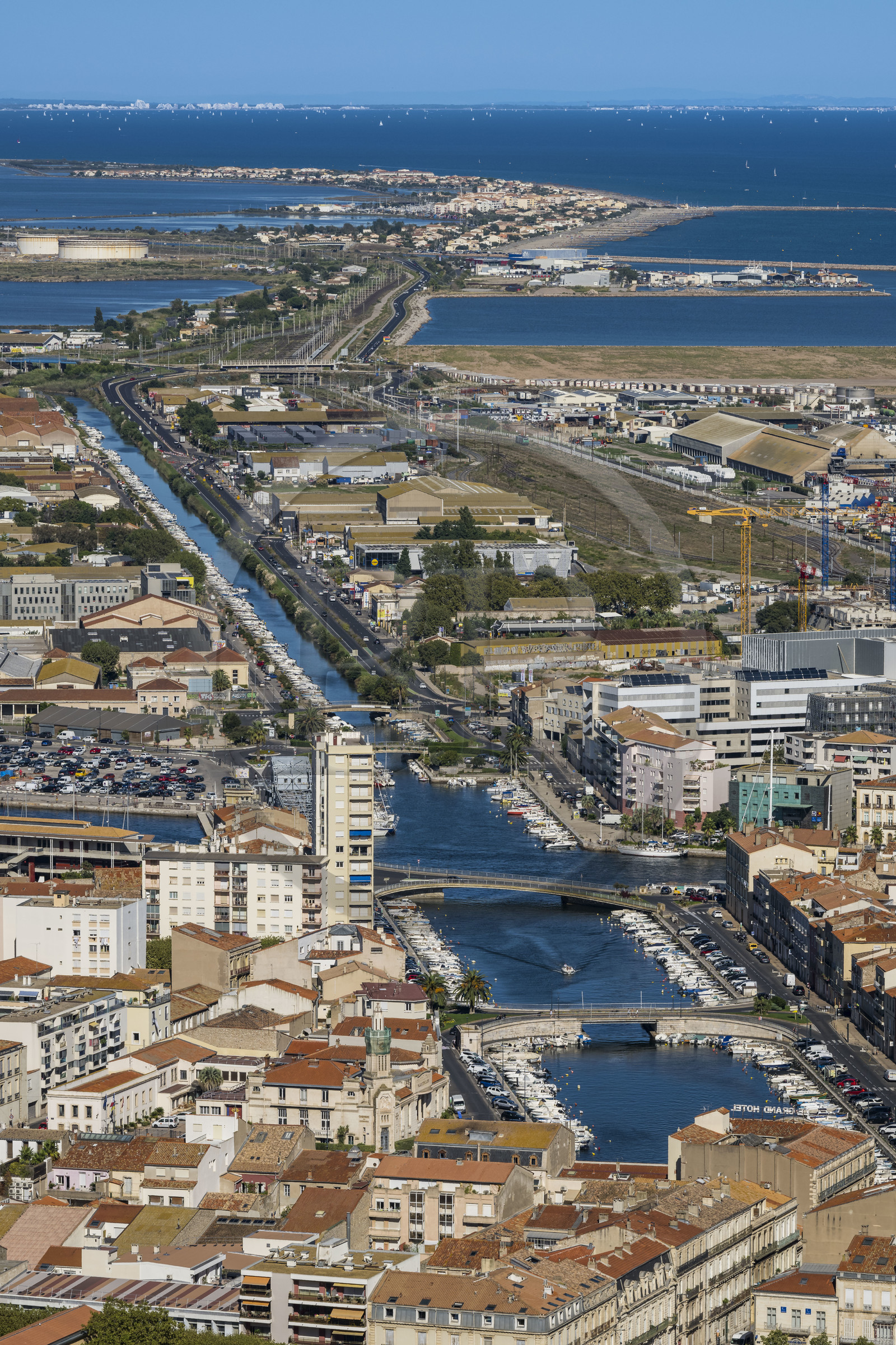 France, Hérault (34), Sète, panorama depuis le Mont Saint-Clair, vue sur le canal de la Peyrade et la Grande-Motte en arrière plan