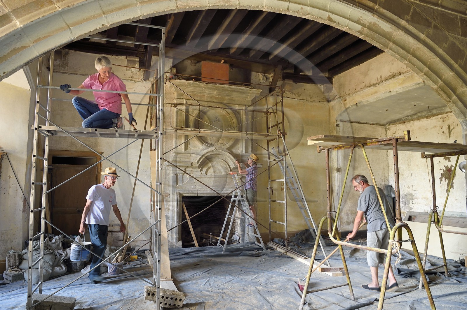 France, Allier (03), former province of Bourbonnais, Besson, Fourchaud castle (14th century to 16th century) now belonging to the descendants of the Bourbon-Parma, volunteers from the castle safeguard association in the midst of restoration work