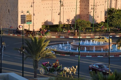 Maroc, Haut-Atlas, Marrakech, ville impériale, Médina classée Patrimoine Mondial de l'UNESCO, calèche sur la place Bab Jdid à l'entrée des remparts de la ville