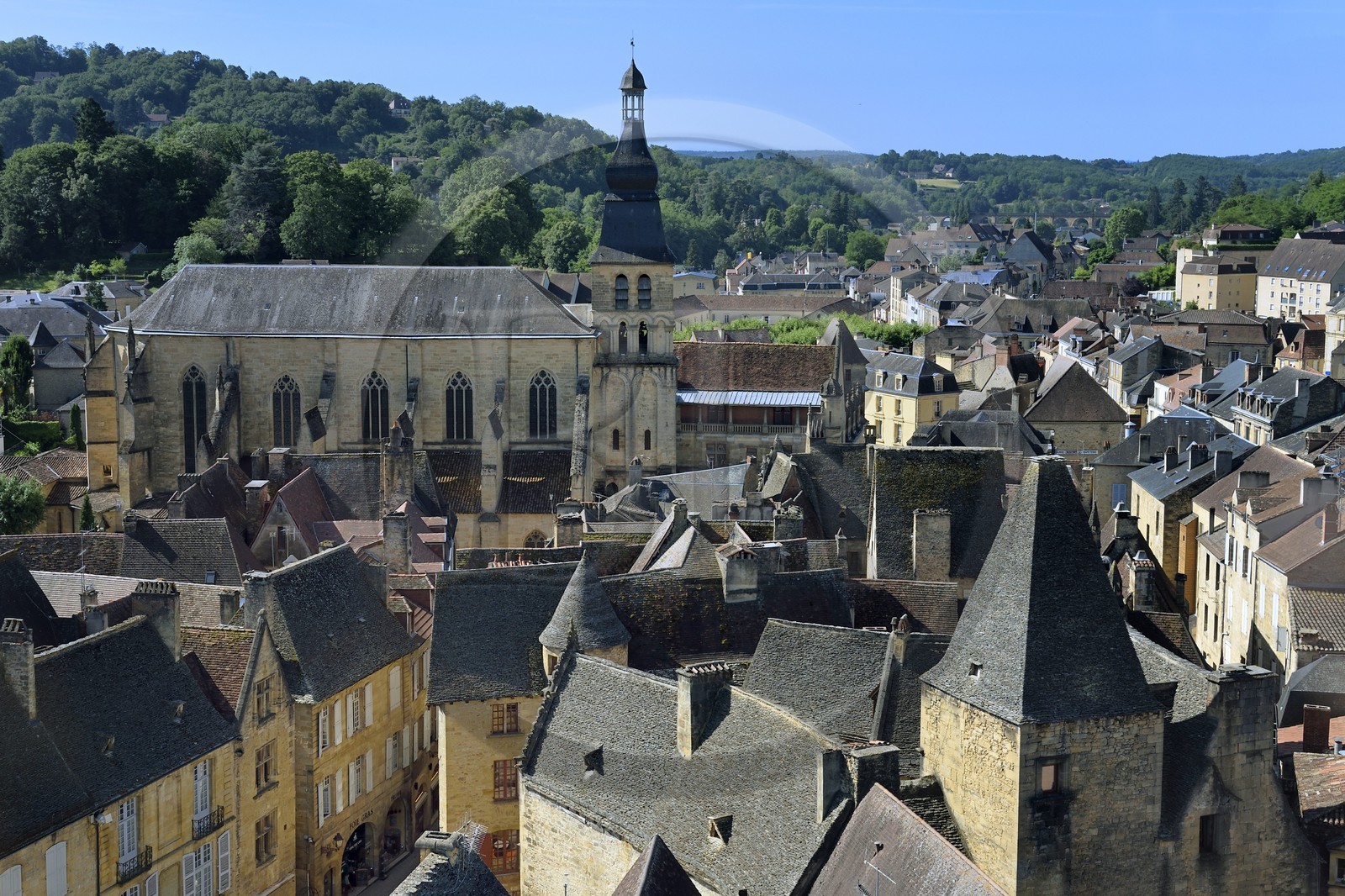 France, Dordogne, Perigord Noir, Dordogne valley, Sarlat la Caneda,  old town with the cathedral of Saint Sacerdos dated 16th century in the background