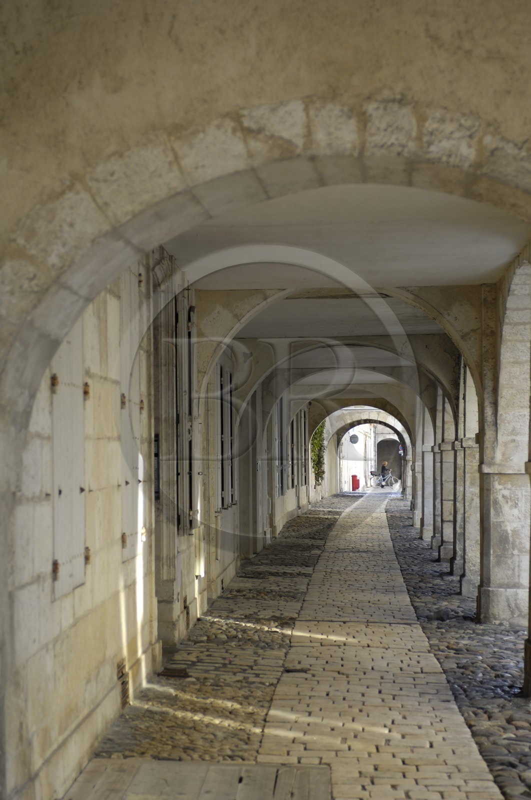 France, Charente-Maritime (17), La Rochelle, arcades de la rue de l'Escale