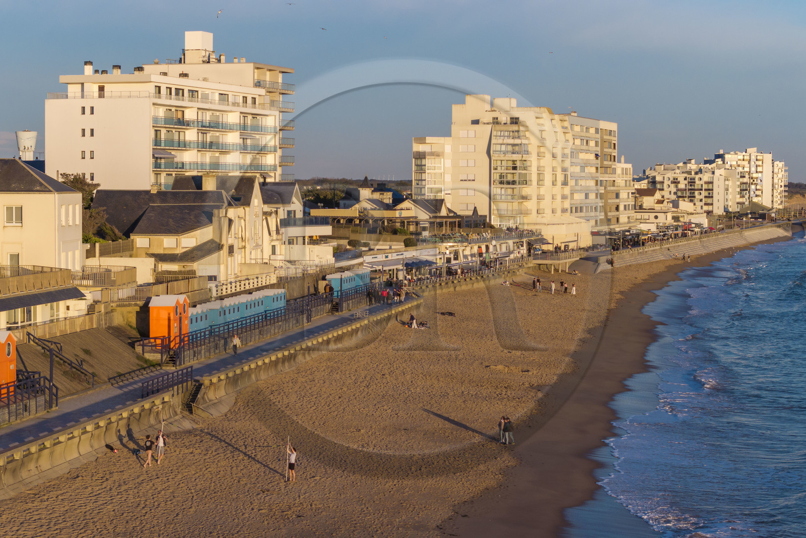 France, Vendée (85), Saint-Gilles-Croix-de-Vie, la Grande Plage sur le Remblai (vue aérienne)