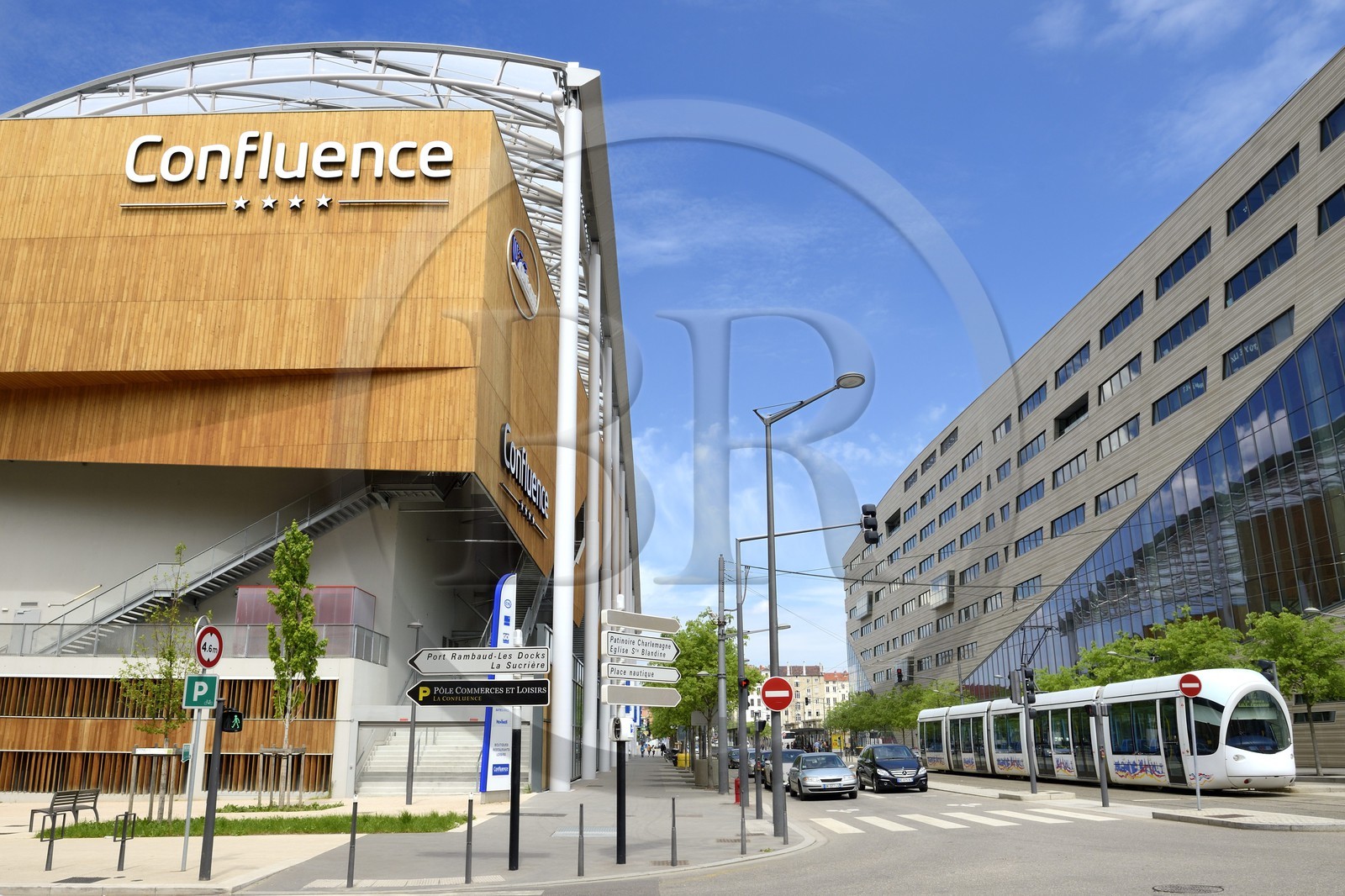 France, Rhône (69), Lyon, nouveau quartier de La Confluence au sud de la Presqu'île, le centre commercial de Confluence et le siège du Conseil régional de Rhône-Alpes réalisé par Christian de Portzamparc à droite