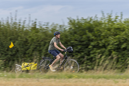 France, Maine-et-Loire (49), vallée de la Loire classée au Patrimoine Mondial par l'UNESCO, Saumur vers Saint-Hilaire, randonnée à bicyclette avec une remorque transportant le matériel de camping