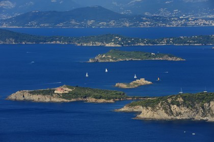 France, Var (83), Iles d'Hyères, parc national de Port Cros, le Fort du Grand Langoustier à gauche et le Fort du Petit Langoustier à droite sur l'Ile de Porquerolles, l'Ile du Grand Ribaub et la presqu'Ile de Giens en arrière plan (vue aérienne)