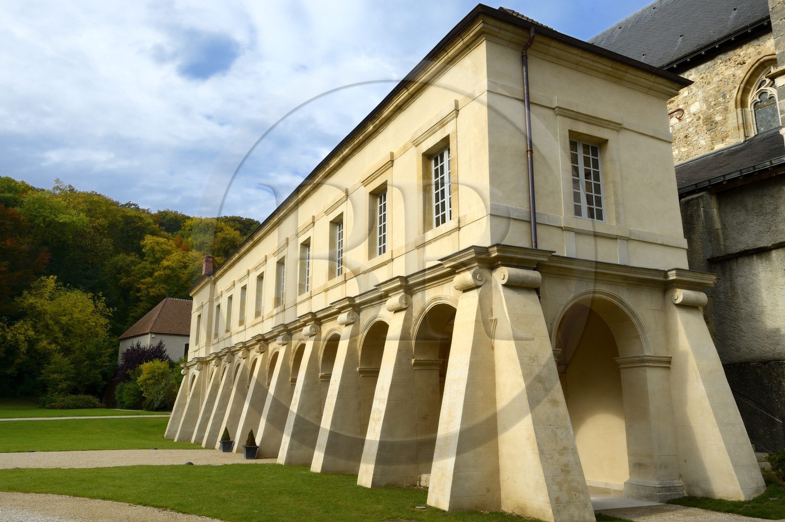 France, Marne (51), Parc Naturel Regional de la Montagne de Reims, Hautvillers, cloitre de l'ancienne abbaye propriété de la maison de Champagne Moët & Chandon derrière l'église abbatiale Saint-Sindulphe, DEMANDER AUTORISATION POUR PUBLICATION