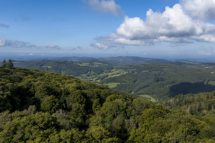 France, Saône-et-Loire (71), parc naturel régional du Morvan, Saint-Léger-sous-Beuvray, le mont Beuvray sur lequel se trouve l'oppidum de Bibracte, les vallées dans la Nièvre au sud (vue aérienne)