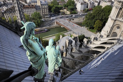 France, Paris (75), les rives de la Seine classées Patrimoine Mondial de l'UNESCO, île de la Cité, la cathédrale Notre-Dame depuis la flèche qui domine les statues de cuivre vert-de-grisé des douze apôtres