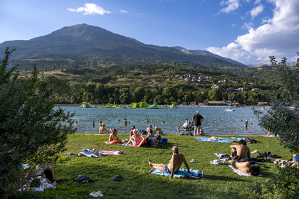 France, Hautes Alpes (05), Embrun, la base de loisirs sur le plan d'eau d'Embrun isolé du lac de Serre Ponçon par une digue promenade