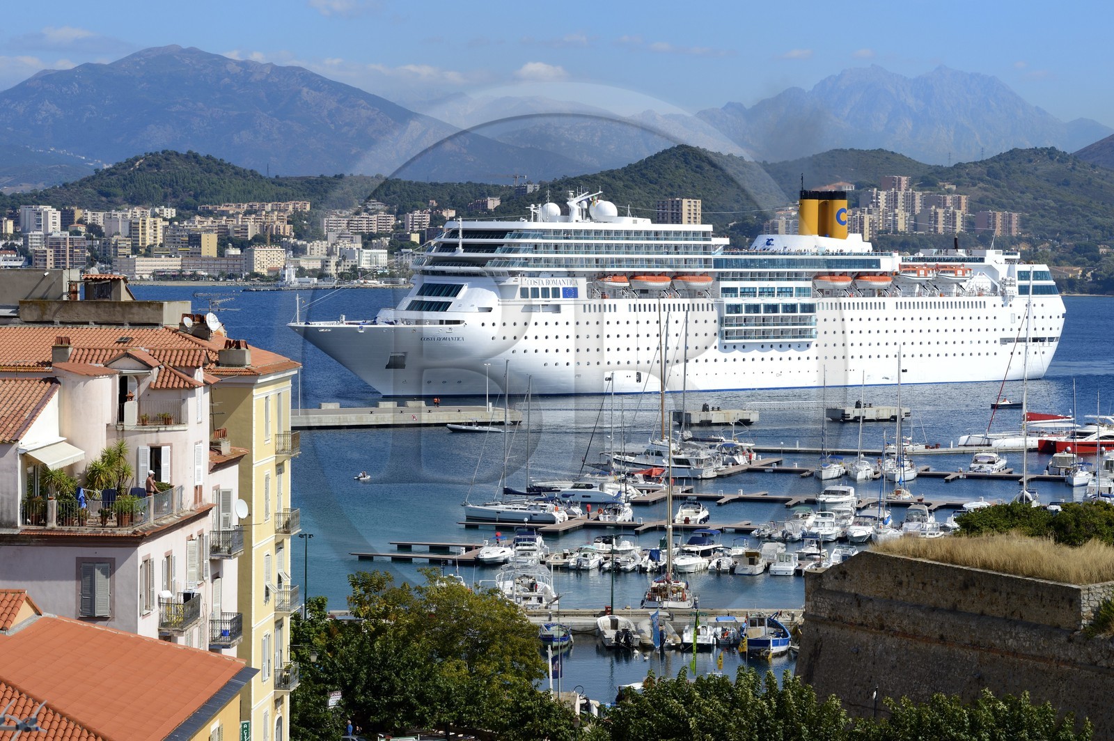 France, Corse-du-Sud (2A), Ajaccio, le bateau de croisière Costa Romantica arrivant au port