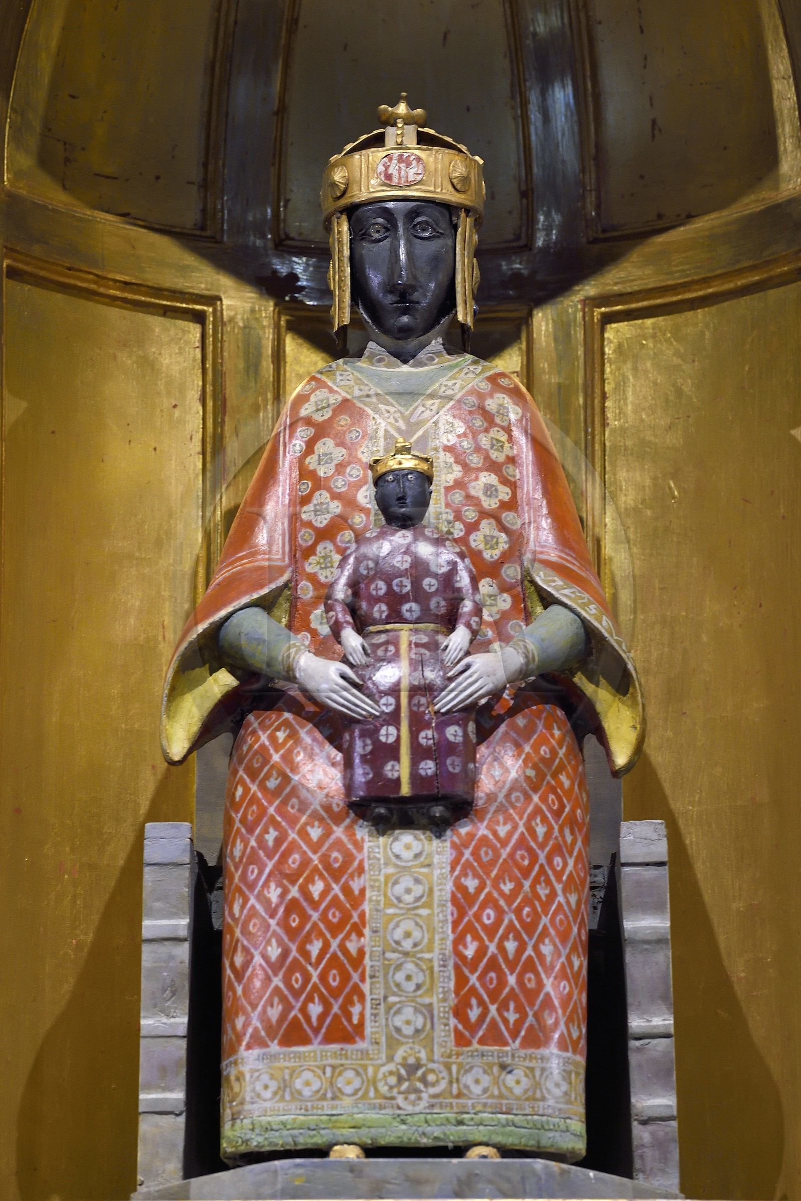 France, Haute-Loire (43), Le Puy-en-Velay, étape des chemins de Compostelle, la cathédrale Notre-Dame-de-l'Annonciation du XIIe siècle classée Patrimoine Mondial de l'UNESCO, chapelle des Reliques ou chapelle du Saint-Sacrement qui présente sur un immense reliquaire du XVIIe siècle la copie contemporaine de la statue de la Vierge noire à l'Enfant