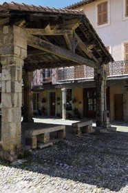 France, Aude (11), village de Lagrasse, labellisé Les Plus Beaux Villages de France, place de la Halle