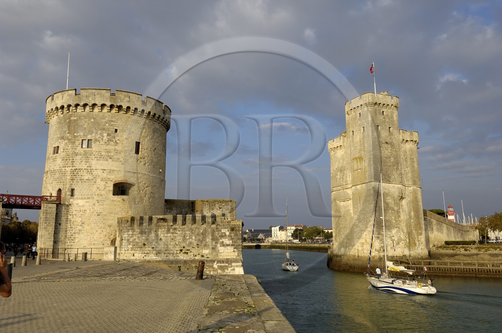 France, Charente-Maritime (17), La Rochelle, la Tour de la Chaine (à gauche) et la Tour Saint-Nicolas protégent l'entrée du Vieux Port