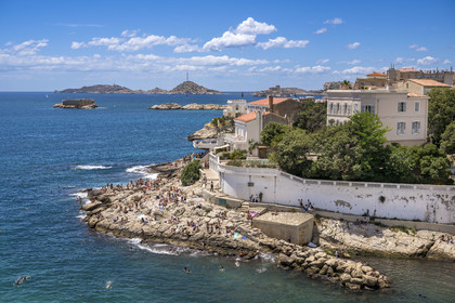 France, Bouches-du-Rhône (13), Marseille, quartier d'Endoume, la plage de roches blanches du Petit Nice allant de l'anse de la Fausse-monnaie à l'anse de Maldormé, le petit fort de l'Ile Degaby et l'Archipel des îles du Frioul avec le Chateau d'If (à droite) en arrière plan