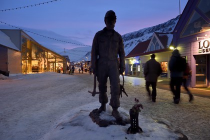 Norvège, Svalbard, Spitzberg, Longyearbyen, la statue en bronze commémorative des mineurs se trouve sur la place entre Lompensentret et le magasin Svalbard dans la rue principale