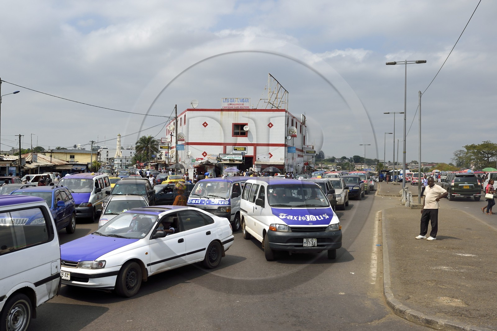 Gabon, Libreville, embouteillage aux abords du marché sur la Route National 1