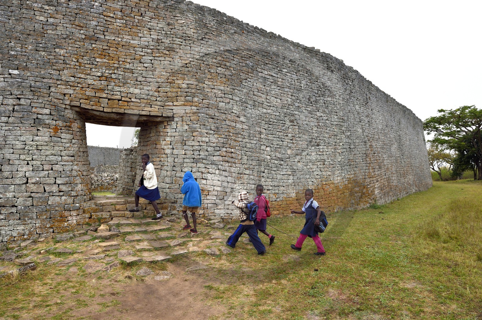Zimbabwe, province de Masvingo, les ruines du site archéologique du Grand Zimbabwe, classé Patrimoine Mondial de l'UNESCO, Xème au XVème siècle, porte ouest du mur extérieur du Grand Enclos