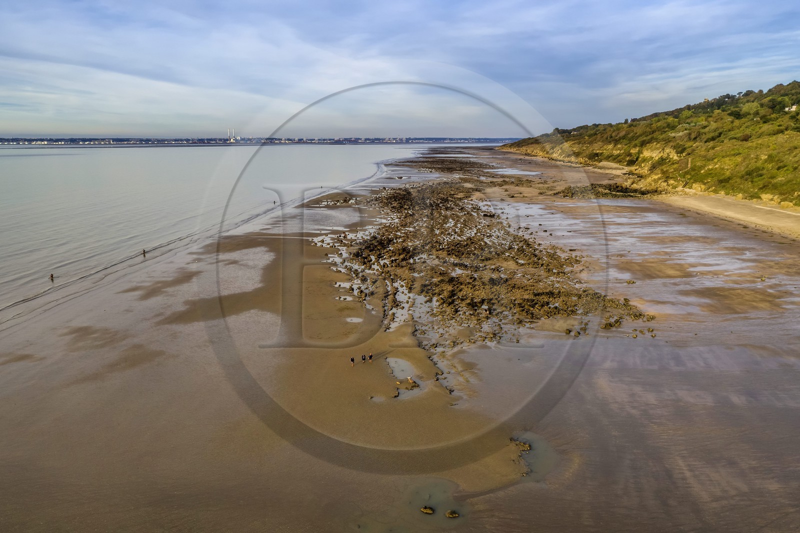 France, Calvados (14), Pays d'Auge, Trouville-sur-Mer, la plage des Roches Noires qui s’étend sur plusieurs kilomètres en direction d’Hennequeville et de Villerville, bordée par les falaises des Roches Noires, Le Havre en arrière plan (vue aérienne)