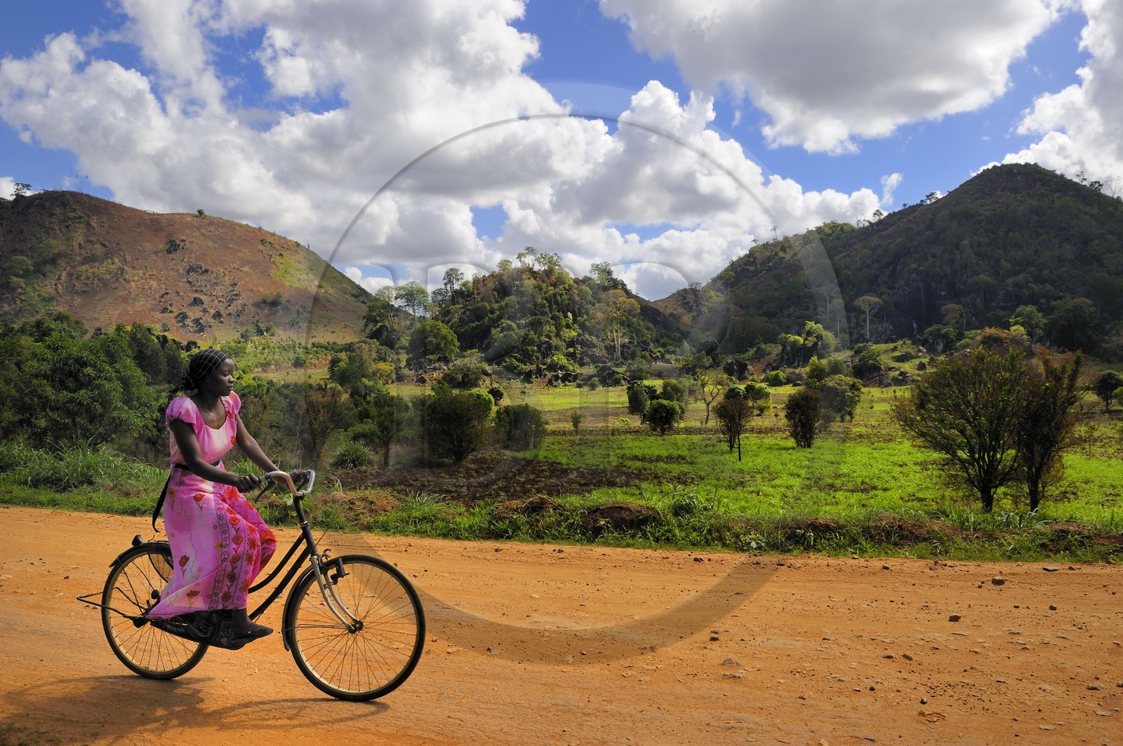 Tanzanie, région de Morogoro, les Monts Uluguru, cycliste sur la piste de Matombo