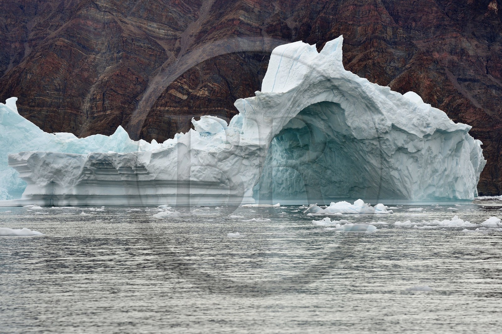 Groenland, cote Nord-Ouest, mer de Baffin, Inglefield Fjord vers Qaanaaq, iceberg formant un arche