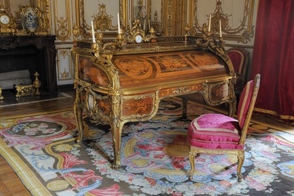 France, Yvelines (78), château de Versailles, classé Patrimoine Mondial de l'UNESCO, appartement privé du Roi, cabinet intérieur du Roi et le bureau à cylindre, chef d'oeuvre d'Oeben et Riesener