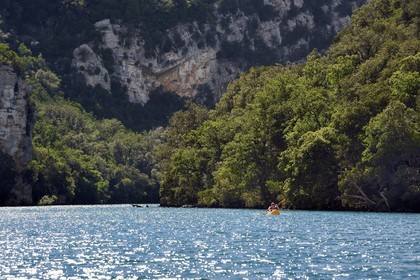 France, Alpes-de-Haute-Provence (04), Parc Naturel Régional du Verdon, kayak dans les Basses Gorges du Verdon en aval du lac de Sainte Croix