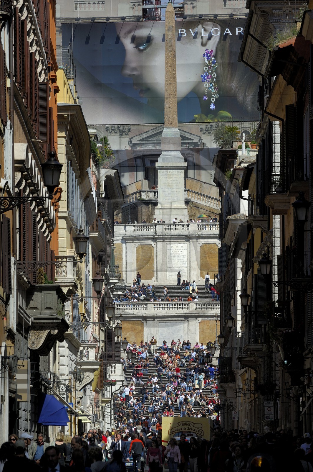 Italie, Latium, Rome, centre historique classé Patrimoine Mondial de l'UNESCO, via dei Condotti vers Trinita dei Monti