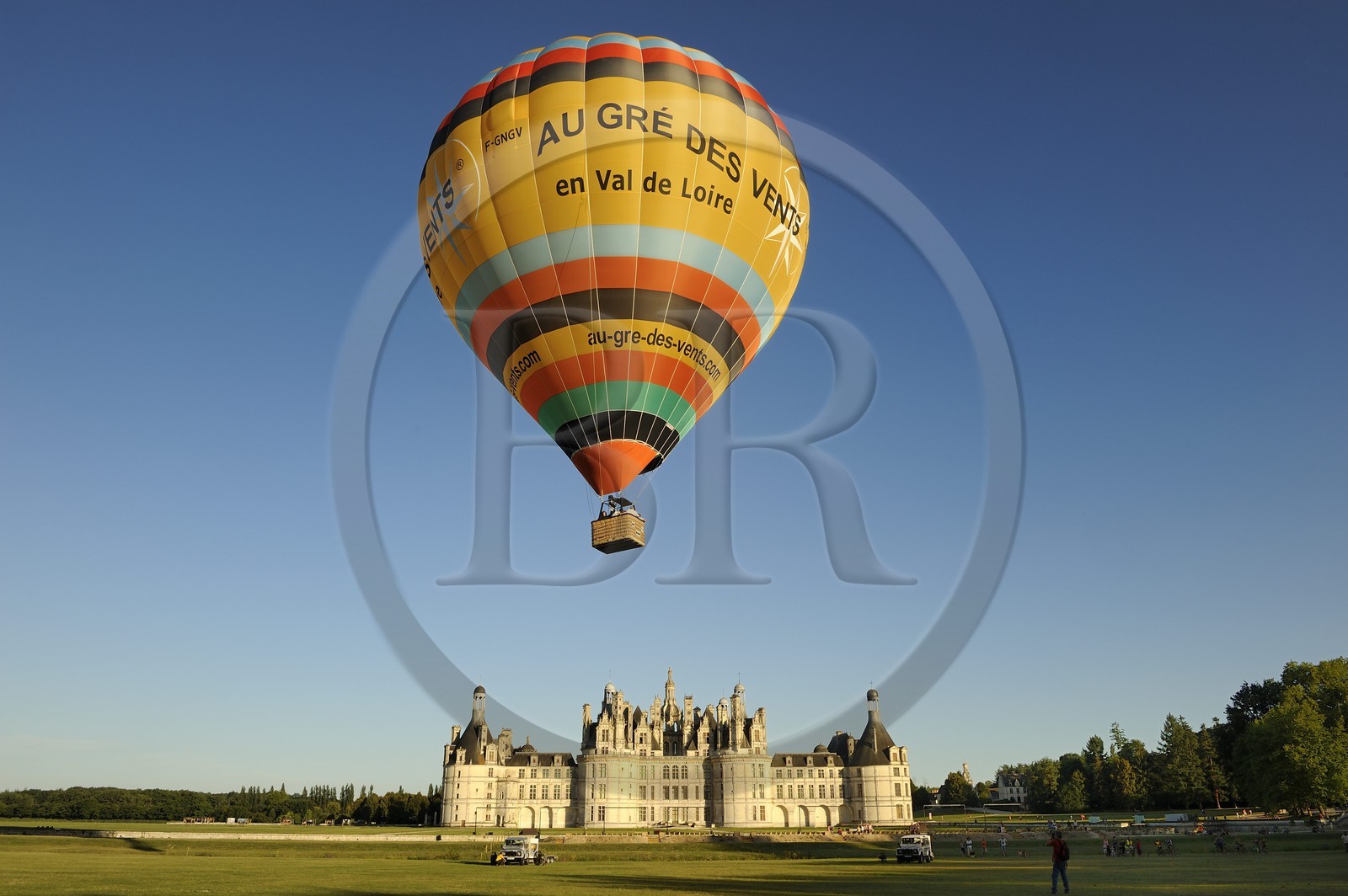France, Loir et Cher (41), Vallée de la Loire classée Patrimoine Mondial de l' UNESCO, château de Chambord, montgolfières au décollage