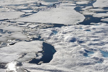 Groenland, cote Nord-Ouest, Smith sound au nord de la baie de Baffin, morceaux de glace de la banquise arctique en train de fondre