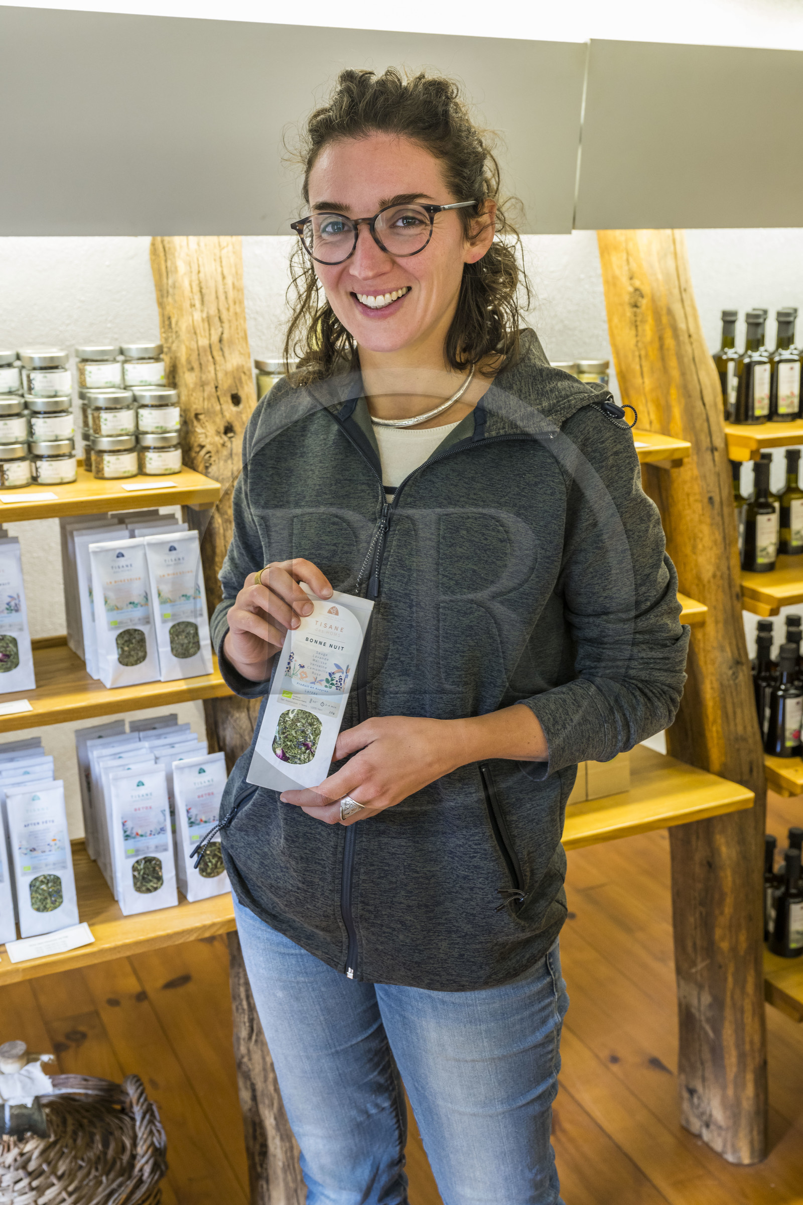 France, Aveyron (12), Nant, Marion Renoud-Lias, agricultrice nouvelle génération du Larzac, à la Ferme aromatique des Homs, la tisane est un des produits de la ferme