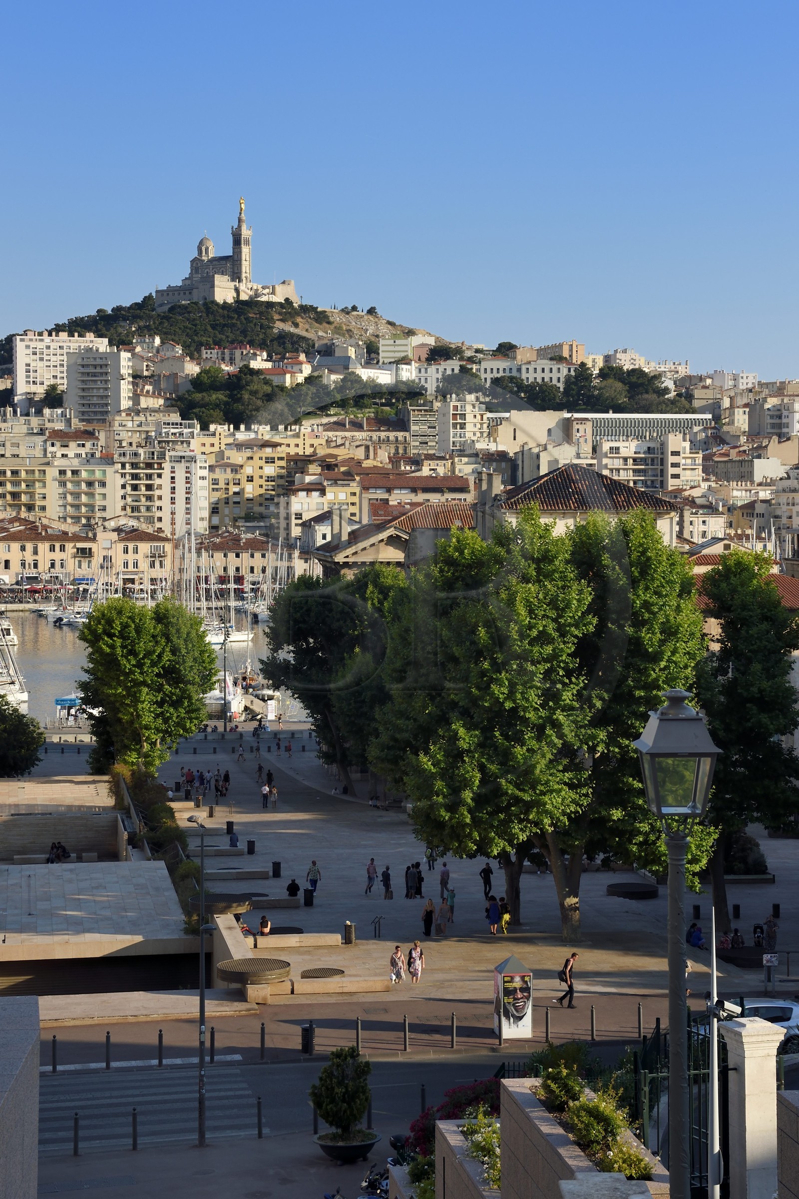 France, Bouches-du-Rhône (13), Marseille, place du Mazeau qui amène au Vieux Port et Notre-Dame de la Garde