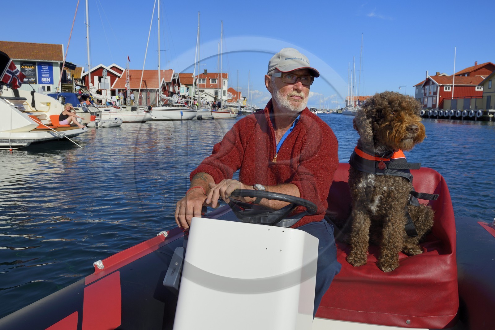 Suède, Västra Götaland, port de Smögen, Cyril et son chien Simpson