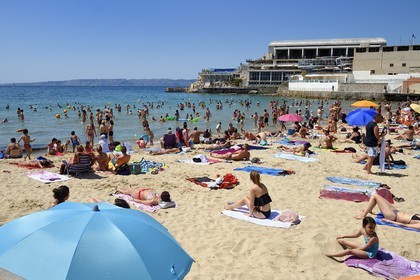 France, Bouches-du-Rhône (13), Marseille, quartier des Catalans, plage des Catalans et la piscine du Cercle des Nageurs de Marseille ou CNM en arrière plan